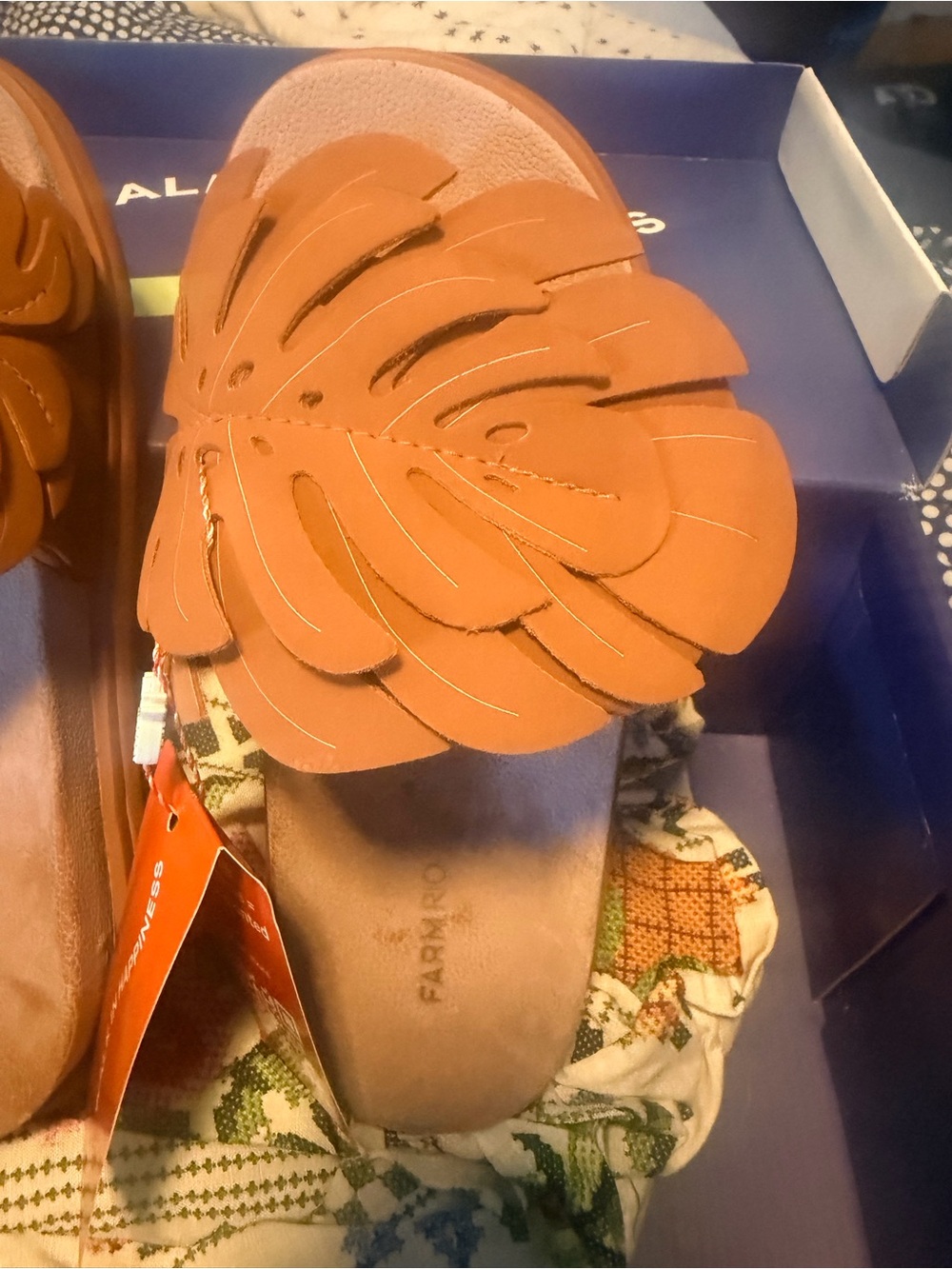 FARM RIO Tan Slide Sandals with Leaf Accent NWT IN BOX - Picture 7 of 8